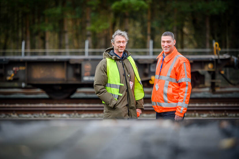 Op de voet, werk aan het spoor