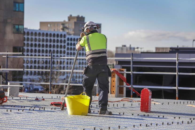 Bouwvakker aan het werk op een bouwplaats