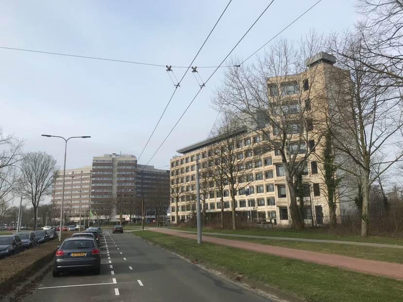 Rechts: Belastingdienst aan de Groningensingel in Arnhem