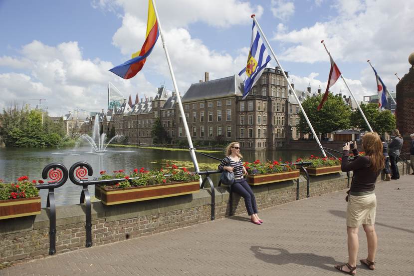 Hofvijver met vlaggen en toerist