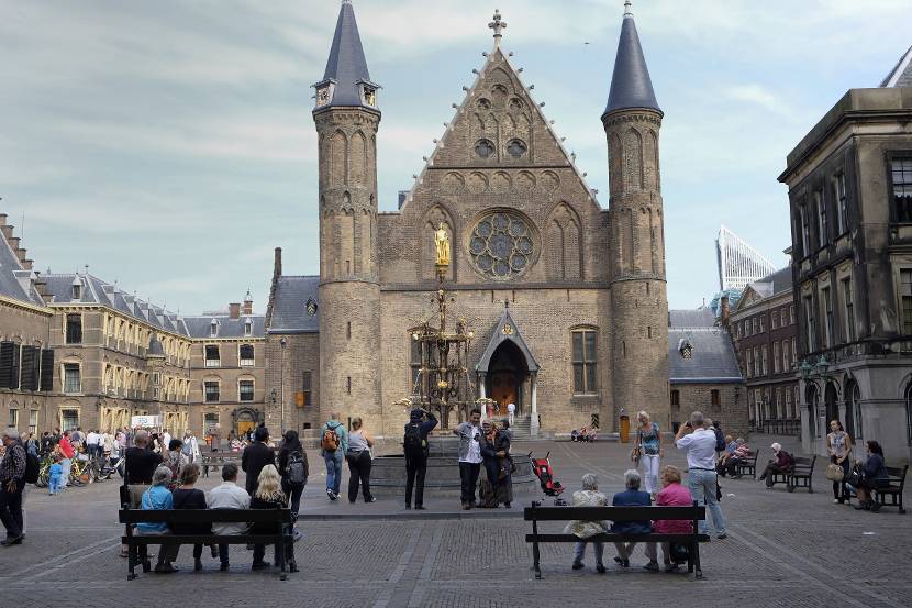 Mensen op Binnenhof met Ridderzaal