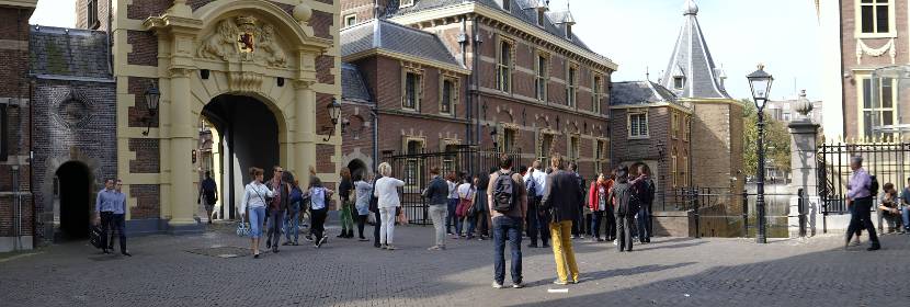 Mensen rondom Binnenhof en Mauritshuis