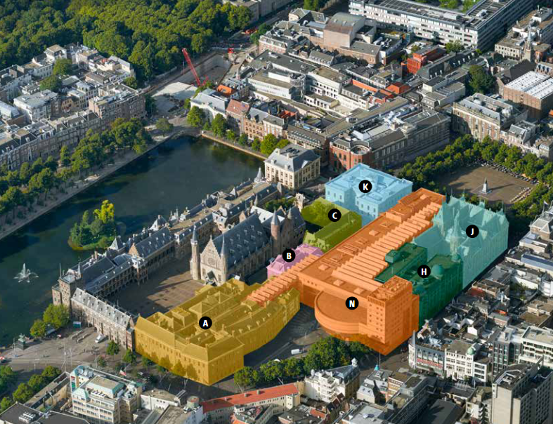 Vogelvluchtperspectief van de Tweede Kamergebouwen, met de verschillende gebouwen in kleur aangegeven: gebouw A, gebouw B, gebouw C, gebouw H, gebouw J, gebouw K en gebouw N