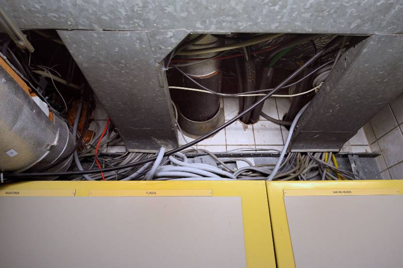 Wirwar aan kabels en installaties in kelder Binnenhof