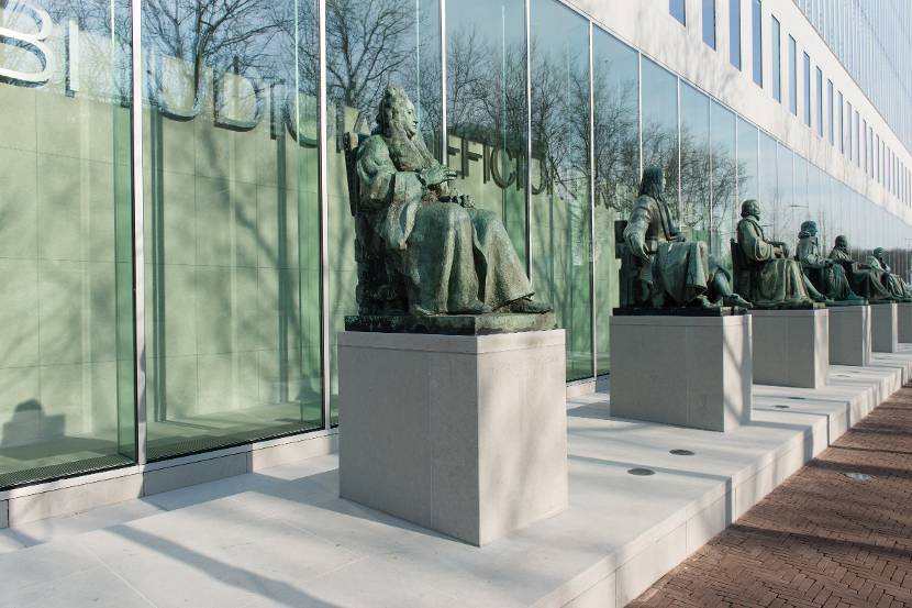 Den Haag, Korte Voorhout 8, Hoge Raad, gevel met beelden van rechters