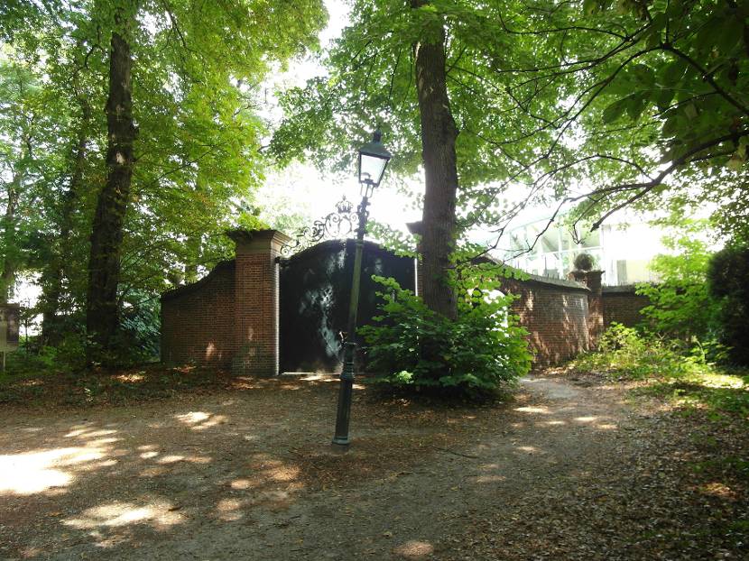 Gesloten en ververvallen entree naar Doorn in Park Huis Doorn, Doorn